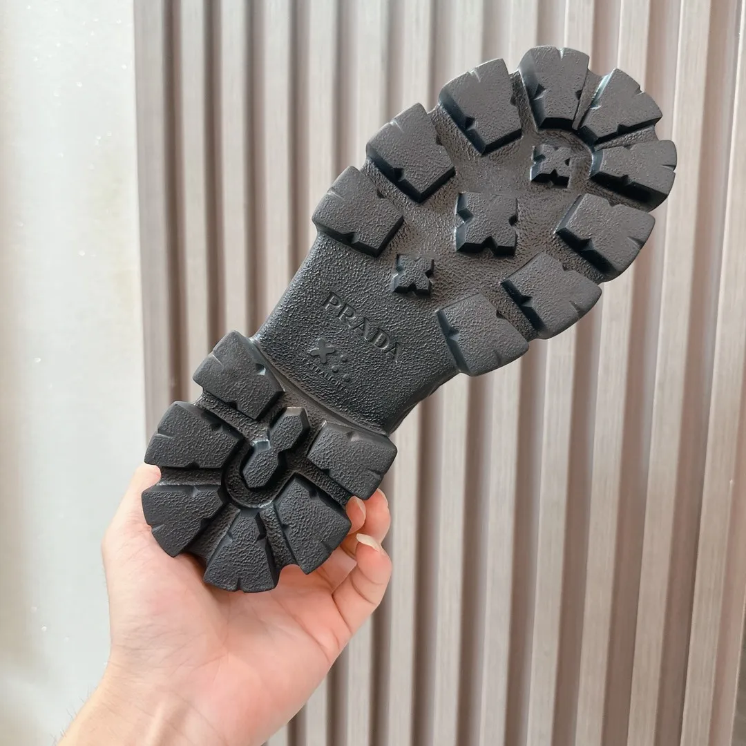 👟👟Ex-factory price 520👟👟 Prada 2024 new summer sandals series Thick-soled sandals This is a must-have for summer. It feels soft and delicate on the feet and is extremely comfortable. You can match it as you like. Original molded midsole. Original foaming technology tooth outsole, size 35-41.